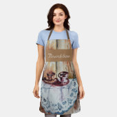  theekopjes op wit kanten linnen schort (Gedragen)