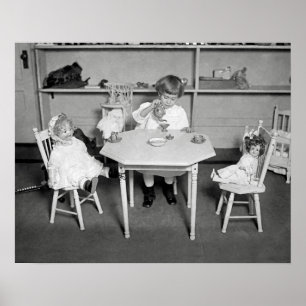 Theepartij met poppen, 1923. Oude foto Poster