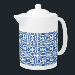 Theepot-blauwe Tegel Theepot<br><div class="desc">Deze theepot is wit afgebeeld met een mooie faux blue tegel print. Medium formaat weergegeven. Pas dit object aan of koop het object zoals het is. Voorraad Afdrukken freepik.com</div>