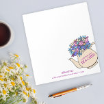 Theepot en Bloemen Docent Gift Notitieblok<br><div class="desc">Dit gepersonaliseerde notitieblok is het perfecte cadeau voor elke docent die van een beetje humor houdt. Met een charmant ontwerp met een theepot die bloemen laat ontkiemen en de woordspeling "een briefje van je TEA-CHER", biedt dit notitieblok een speelse manier voor docenten om herinneringen, notities of berichten op te schrijven....</div>