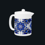 Theepot met Blauw Wit Kleuren Ontwerp<br><div class="desc">Verhoog uw thee-ervaring met onze elegante theepot met een boeiend blauw-wit ontwerp, versierd met een modern Fins geïnspireerd glinsterend motief. Deze theepot combineert functionaliteit met kunstzinnige charme, waardoor het een opvallende toevoeging is aan uw keuken of theeset collectie. Het ingewikkelde ontwerp, geïnspireerd door de schittering van edelstenen, vormt een perfecte...</div>