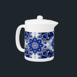 Theepot met Blauw Wit Kleuren Ontwerp<br><div class="desc">Verhoog uw thee-ervaring met onze elegante theepot met een boeiend blauw-wit ontwerp, versierd met een modern Fins geïnspireerd glinsterend motief. Deze theepot combineert functionaliteit met kunstzinnige charme, waardoor het een opvallende toevoeging is aan uw keuken of theeset collectie. Het ingewikkelde ontwerp, geïnspireerd door de schittering van edelstenen, vormt een perfecte...</div>