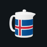 Theepot met vlag van IJsland<br><div class="desc">Deze theepot met de IJslandse vlag brengt een vleugje IJslandse trots in je theetijd en biedt zowel een functionele als decoratieve toevoeging aan je collectie. Het ontwerp is voorzien van de opvallende rode, witte en blauwe kleuren van de IJslandse vlag, waardoor een visueel aantrekkelijk stuk ontstaat dat het erfgoed van...</div>