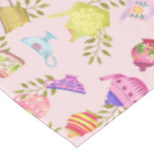 Theepotten en kopjes roze tafelkleed (Gekanteld)