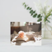 Theetijd met een goed boek in bed briefkaart (Staand voorkant)