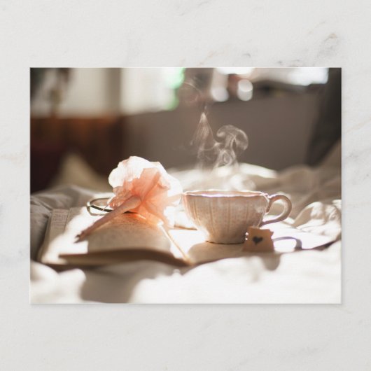 Theetijd met een goed boek in bed briefkaart (Voorkant)