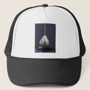 Theezakje hangt in een kop trucker pet