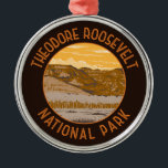 Theodore Roosevelt National Park Retro Distress Metalen Ornament<br><div class="desc">Theodore Roosevelt vectorkunstwerk ontwerp. Het park is een Amerikaans nationaal park dat bestaat uit drie geografisch afgescheiden gebieden van badlands in het westerne noorden van Dakota.</div>