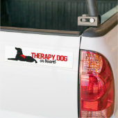 (Therapie) Dog aan boord rood Bumpersticker (Op Truck)