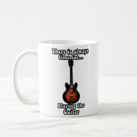 There is always time for playing the guitar. retro koffiemok (Links)