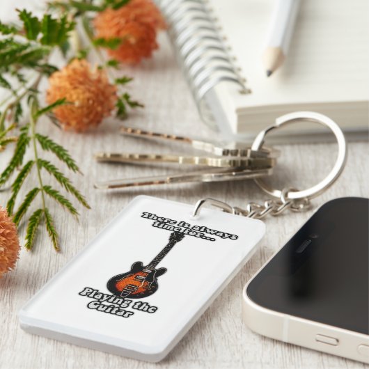 There is always time for playing the guitar. retro sleutelhanger (Voorkant Rechts)