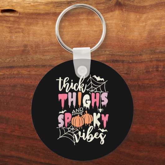 Thick Thighs And Soky Vibes Retro Groovy Halloween Sleutelhanger (Voorkant)