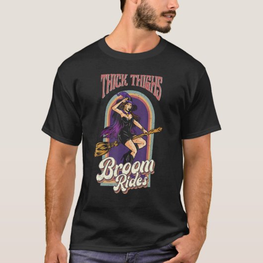 Thick Thighs Broom Rides Witch Halloween Party Co T-shirt (Voorkant)