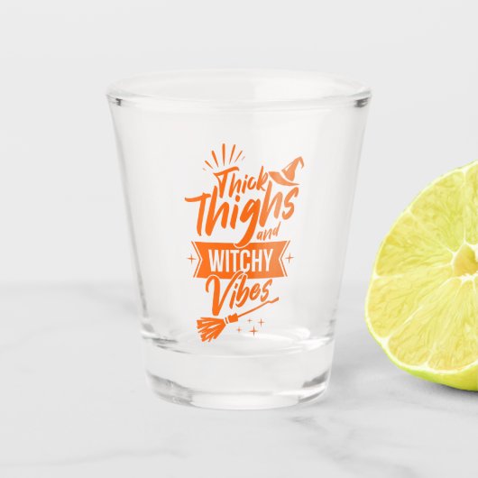 Thick Thighs en Witchy Vibes Funny Halloween Shot Glas (Voorkant)