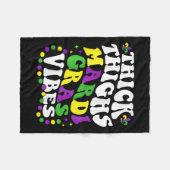 Thick Thighs Mardi Gras Vibes Fleur De Lis Mardi G Fleece Deken (Voorkant (Horizontaal))