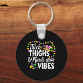 Thick Thighs Mardi Gras Vibes Fleur De Lis Mardi G Sleutelhanger (Voorkant)