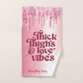 THIGHS EN LOVE VIBES VALENTIJNSE GLITTER DRIP THIC BAD HANDDOEK (Handdoek)
