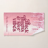 THIGHS EN LOVE VIBES VALENTIJNSE GLITTER DRIP THIC BAD HANDDOEK (Handdoek)