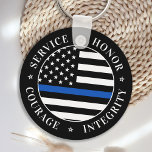Thin Blue Line Flag Law Enforcement Officer Sleutelhanger<br><div class="desc">Service Honor Courage Integrity. Thin Blue Line Sleutelhanger voor politiemensen en rechtshandhaving . Deze sleutelhanger van de politie is perfect voor afstuderen van politieacademie aan pas afgestudeerde officieren, of gepensioneerde cadeaus van de politie, geschenken van de politie en politiebeambten op kerst. COPYRIGHT © 2020 Judy Burrows, Black Dog Art -...</div>