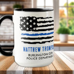 Thin Blue Line Flag Persoonlijke politieman Mok<br><div class="desc">Introductie van de perfecte koffie-mok voor politieagenten en wetshandhavingsagenten, met de iconische dunne blauwe lijn en het Amerikaanse vlagontwerp. Deze mok is een geweldige manier om uw steun te shows voor degenen die onze gemeenschappen dienen en beschermen. Personaliseer uw mok met jouw naam en afdeling om het echt uniek te...</div>