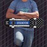 Thin Blue Line Personalized Patriotic Flag Police Persoonlijk Skateboard<br><div class="desc">Thin Blue Line Skateboard - Amerikaanse vlag in de kleuren van de vlag van de politie, in nood . Personaliseer dit skateboard van de politie met monogram initiaal. Dit gepersonaliseerde skateboardepakket van de politie is perfect voor familie van politie en rechtshandhavingsdiensten, politieagenten en politieagenten die cadeaus uittrekken. COPYRIGHT © 2020...</div>