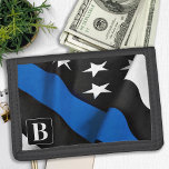 Thin Blue Line Personalized Police Drievoud Portemonnee<br><div class="desc">Thin Blue Line Wallet - Amerikaanse vlag in de kleuren van de vlag van de politie, in nood . Personaliseer je met de naam van de politieagent. Deze gepersonaliseerde politie-portemonnee is perfect voor de politie- en wetshandhavingsfamilies en al degenen die hen steunen. Een geweldig politiepensioen of een afstuderen cadeau voor...</div>