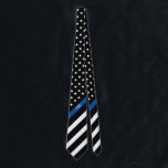 Thin Blue Line Police American Flag Monogram Stropdas<br><div class="desc">Dit stropdas kenmerkt een zwarte en witte Amerikaanse vlag met dun blauw lijnontwerp dat sterren en strepen op een zwarte achtergrond en monogrammed initialen voor u heeft om in een klassiek wit manuscript te personaliseren. Ideaal voor politieagenten. Draag het in stijl!</div>