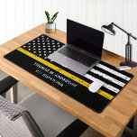 Thin Gold Line gepersonaliseerde dispatcher Bureaumat<br><div class="desc">Thin Gold Line Dispatcher Desk Mat - Amerikaanse vlag in Dispatcher vlag kleuren, zwart en goud ontwerp. Personaliseer met de naam van verzenders. Deze gepersonaliseerde dispatcher naam desk mat is perfect voor politiediensten en wetshandhavers. COPYRIGHT © 2020 Judy Burrows, Black Dog Art - Alle rechten voorbehouden. Dunne gouden lijn gepersonaliseerde...</div>