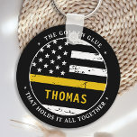 Thin Gold Line Personalized 911 Dispatcher Sleutelhanger<br><div class="desc">De Golden Glue die alles bij elkaar houdt. Persoonlijke Thin Gold Line-Sleutelhanger voor 911 verzenders en politieswitsers. Pas deze sleutelhanger van de verzender met naam aan. Dit persoonlijke cadeau van de verzender is perfect voor de waardering van de politie-expediteur, dank je cadeaus voor 911 verzenders en cadeaus voor de uittreding...</div>