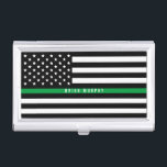 Thin Green Line Militaire Vlag Monogram Visitekaarthouder<br><div class="desc">Dit professionele visitekaartje hoesje is voorzien van een zwarte en witte Amerikaanse vlag met een dunne groene lijn in het midden en de jouw naam in een moderne witte typografie die je kunt personaliseren. Dit is perfect voor de militairen, parkwachters, natuurbeschermers en grensbewakers. Komt overeen met ons dunne groene visitekaartje,...</div>