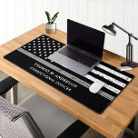 Thin Grey Line Personalized Correctionaris Bureaumat<br><div class="desc">Dunne grijze lijn Amerikaanse vlag Correctional Officer Desk Mat - Amerikaanse vlag ontwerp in Correctional Officer vlag kleuren. Perfect voor alle correctionele officieren, reclasseringsambtenaar, reclasseringsambtenaar, cipier. Personaliseer deze dunne zilveren lijn bureaumat met naam, en titel. Perfect voor correctionele officier afstuderen geschenken, reclasseringsofficier geschenken, afdeling bureau naam borden voor elke officier....</div>