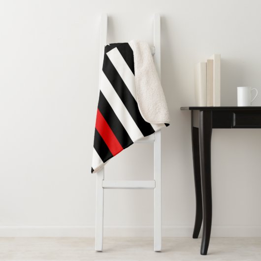 Thin Red Line American Flag Sherpa Deken (In situ)