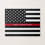 Thin Red Line Firefighter American Flag Monogram Legpuzzel<br><div class="desc">Deze leuke puzzel is voorzien van een zwart-wit brandweerapparaat met dunne rode lijn Amerikaanse vlag met sterren en strepen op een zwarte achtergrond en een naam die je moet personaliseren. Maakt een uniek geschenk.</div>