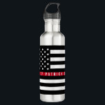 Thin Red Line Firefighter American Flag Monogram Waterfles<br><div class="desc">Deze patriottische waterfles is de perfecte keuze voor sportactiviteiten voor brandweerlieden. Het ontwerp is voorzien van een zwarte en witte Amerikaanse vlag met sterren en strepen en een rode streep in het midden met een naam in een moderne witte typografie die je kunt personaliseren. Maakt een uniek geschenk voor brandweerlieden...</div>