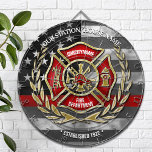 Thin Red Line Firefighter Family Dartbord<br><div class="desc">Ideaal voor de brandweerfamilie, of voor het station huis! Fantastisch ontwerp met de naam van de brandweerman (of naam van de brandweer), de vlag van de dunne rode lijn brandweerman en het symbool van het Maltese kruis. Maakt het perfecte geschenk voor een brandweerhuis, brandweerverjaardag of afstuderen, huisverwarming, bruiloft of elke...</div>
