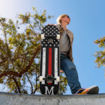 Thin Red Line Personalized Patriottic Firefighter Persoonlijk Skateboard<br><div class="desc">Thin Red Line Skateboard - Amerikaanse vlag in de kleuren van de Vlag van de Vlag van de Brandweerder, noodlottig ontwerp. Geef dit skateboard van de brandweerman een persoonlijk tintje met een initiaal van een monogram. Dit gepersonaliseerde skateboardedek is perfect voor brandweerlieden, brandweerlieden, afstuderen voor brandweerlieden en gepensioneerde geschenken. COPYRIGHT...</div>