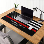 Thin Red Line Persoonlijke brandweerman Bureaumat<br><div class="desc">Dunne rode lijn Brandweerbalie Mat - Amerikaanse vlag in de kleuren van de brandweervlag, zwart en rood ontwerp. Personaliseer met brandweerman naam en rang. Deze gepersonaliseerde bureaumat van de brandweerman is perfect voor brandweerafdelingen en brandweer en brandweerman. COPYRIGHT © 2023 Judy Burrows, Black Dog Art - Alle rechten voorbehouden. Dunne...</div>
