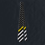 Thin Yellow Line Dispatcher American Flag Monogram Stropdas<br><div class="desc">Dit stropdas kenmerkt een zwarte en witte Amerikaanse vlag met dun geel lijnontwerp dat sterren en strepen op een zwarte achtergrond en monogrammed initialen voor u heeft om in een klassiek wit manuscript te personaliseren. Ideaal voor verzenders. Draag het in stijl!</div>