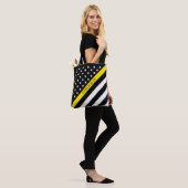Thin Yellow Line Dispatcher Amerikaanse vlag Monog Tote Bag (Op model)