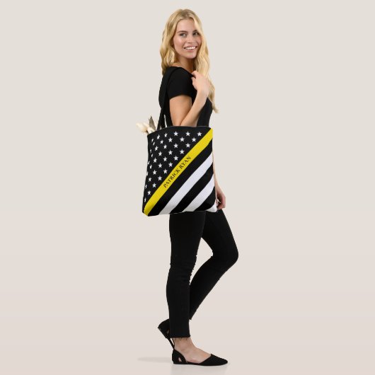 Thin Yellow Line Dispatcher Amerikaanse vlag Monog Tote Bag (Op model)