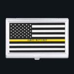 Thin Yellow Line Dispatcher Flag Monogram Visitekaarthouder<br><div class="desc">Dit visitekaartje hoesje is voorzien van een zwarte en witte Amerikaanse vlag met een dunne gele lijn in het midden en jouw naam in een moderne witte typografie die je kunt personaliseren. Dit hoesje komt overeen met ons dunne gele lijntje visitekaartje. Bekijk onze I Love Digis shop dus voor meer...</div>