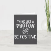 Think Like A Proton Be Sitive Funny Science Motiva Kaart (Voorkant)