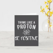 Think Like A Proton Be Sitive Funny Science Motiva Kaart (Gele Bloem)