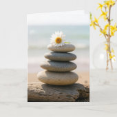 Thinking of You Daisy on a Stone Beach Cairn Kaart (Gele Bloem)