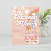 Thirteen is een vibe groovy daisy regenboog verjaa kaart (Staand voorkant)