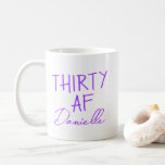 Thirty AF 30th Birthday Grappig Gepersonaliseerd Koffiemok<br><div class="desc">Vier 30 jaar in stijl met deze leuke en fantastische "THIRTY AF" verjaardagscadeau mok, aangepast met jouw naam in een speels paarse script. Of je nu de ochtend na het feest koffie drinkt of je bestie iets brutaal en persoonlijks geeft, deze mok maakt het draaien van dertig nog gedenkwaardiger. Een...</div>