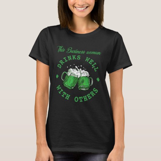 This Business woman Drinks Well With Others St Pat T-shirt (Voorkant)