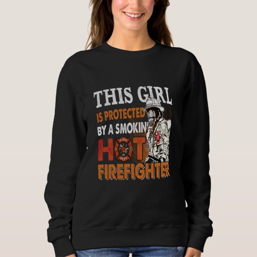 This Girl Is Protected By A Smokin' Hot Firefighte Trui (Voorkant)