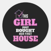 This Girl Just Bought Her First House New Homeowne Ronde Sticker (Voorkant)