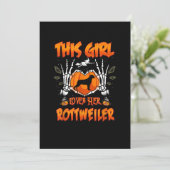 This Girl Loves Her Rottweiler Dog Halloween Aankondiging (Staand voorkant)